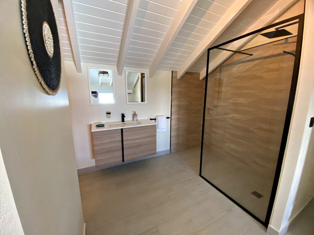 Salle de bain moderne douche à l'italienne villa Happy View