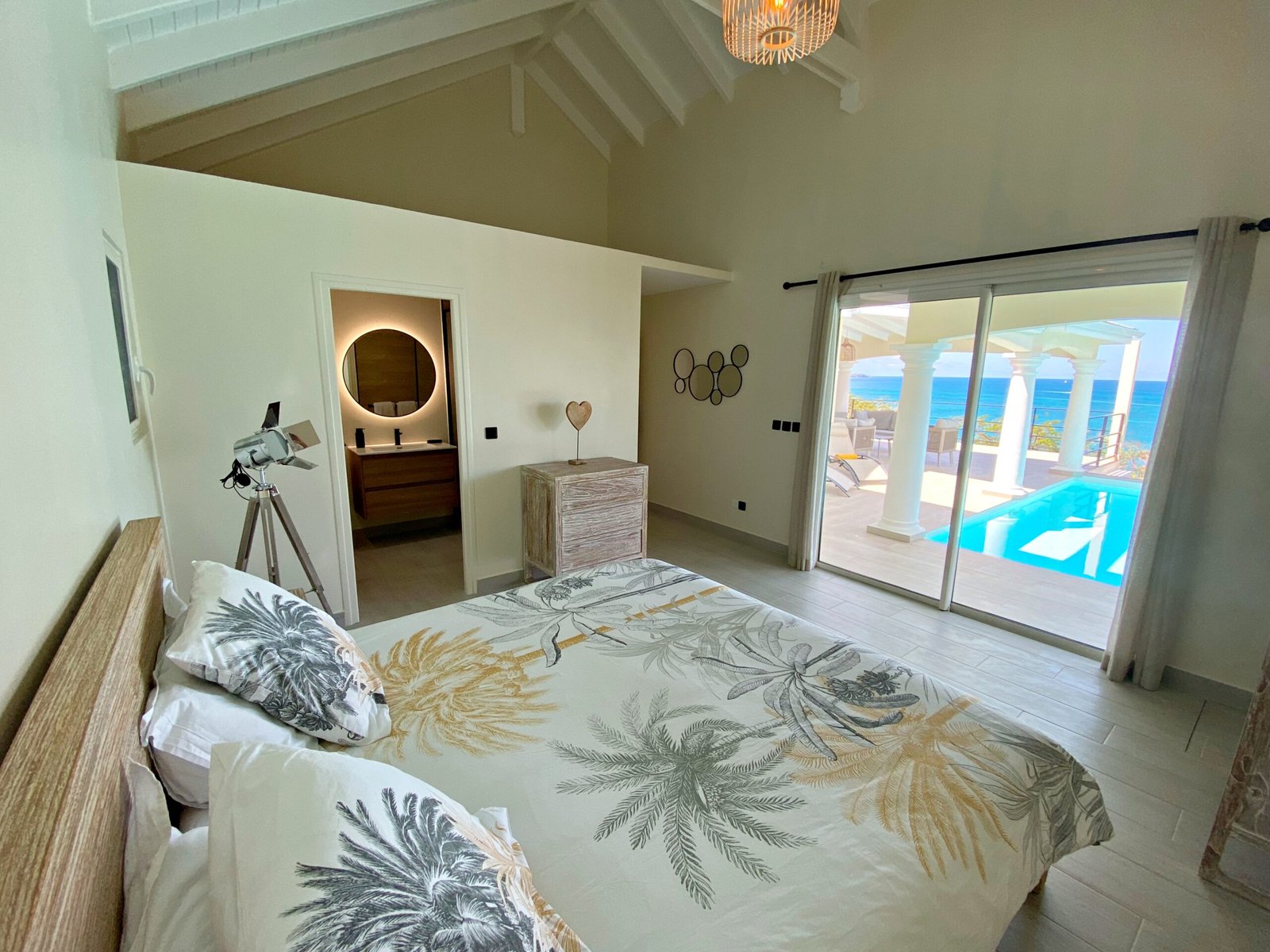 Chambre avec lit king size et vue mer