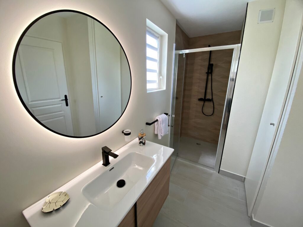 Salle de bain moderne avec douche à l’italienne de la Villa Happy View
