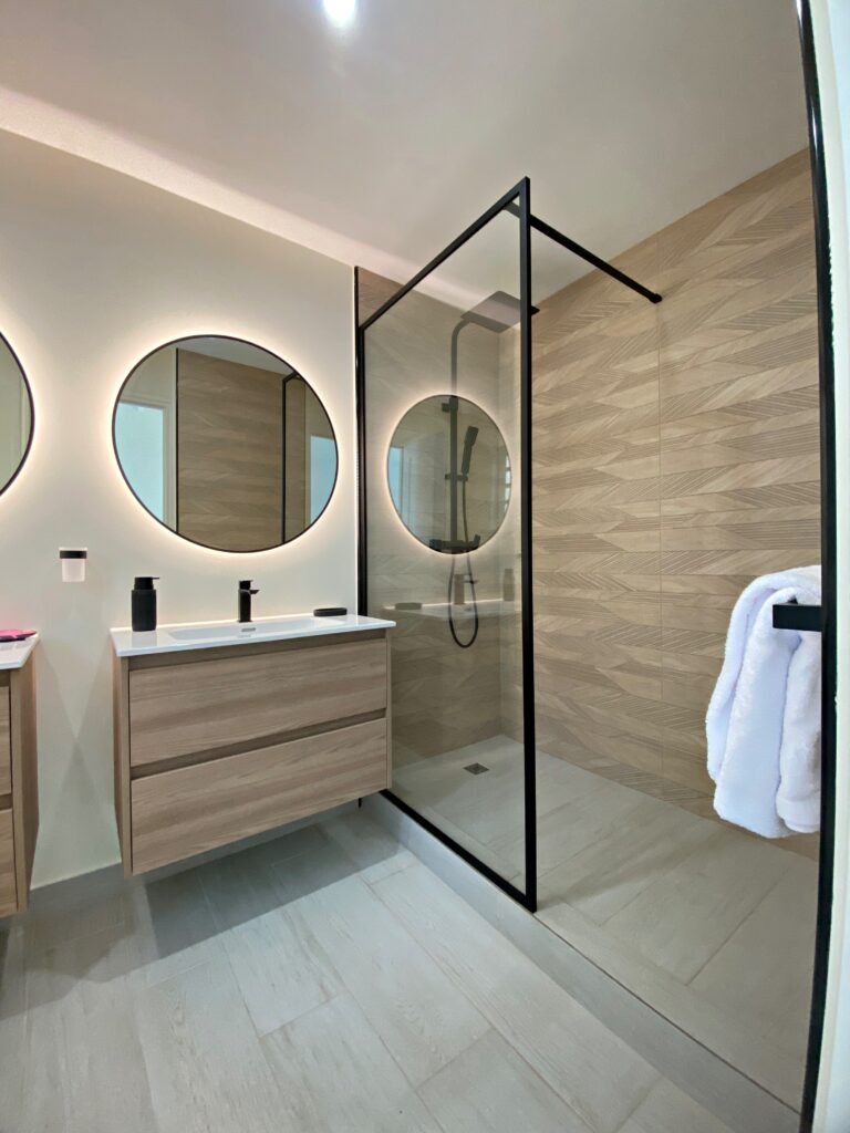 Salle de bain moderne avec douche à l’italienne de la Villa Happy View