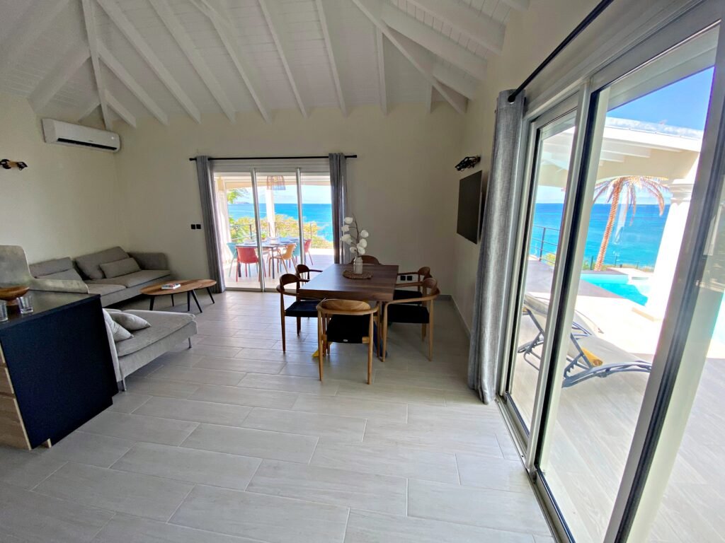 Salon lumineux avec vue mer à la villa Happy View à Saint-Martin