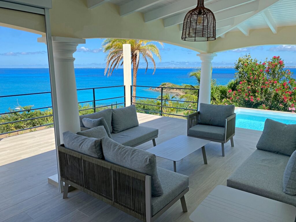 Terrasse couverte avec salon extérieur et vue mer à Villa Happy View à Saint-Martin