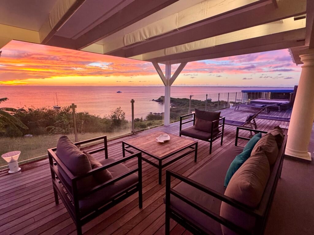 Terrasse avec piscine privée et vue mer de la Villa Sunset à Saint-Martin