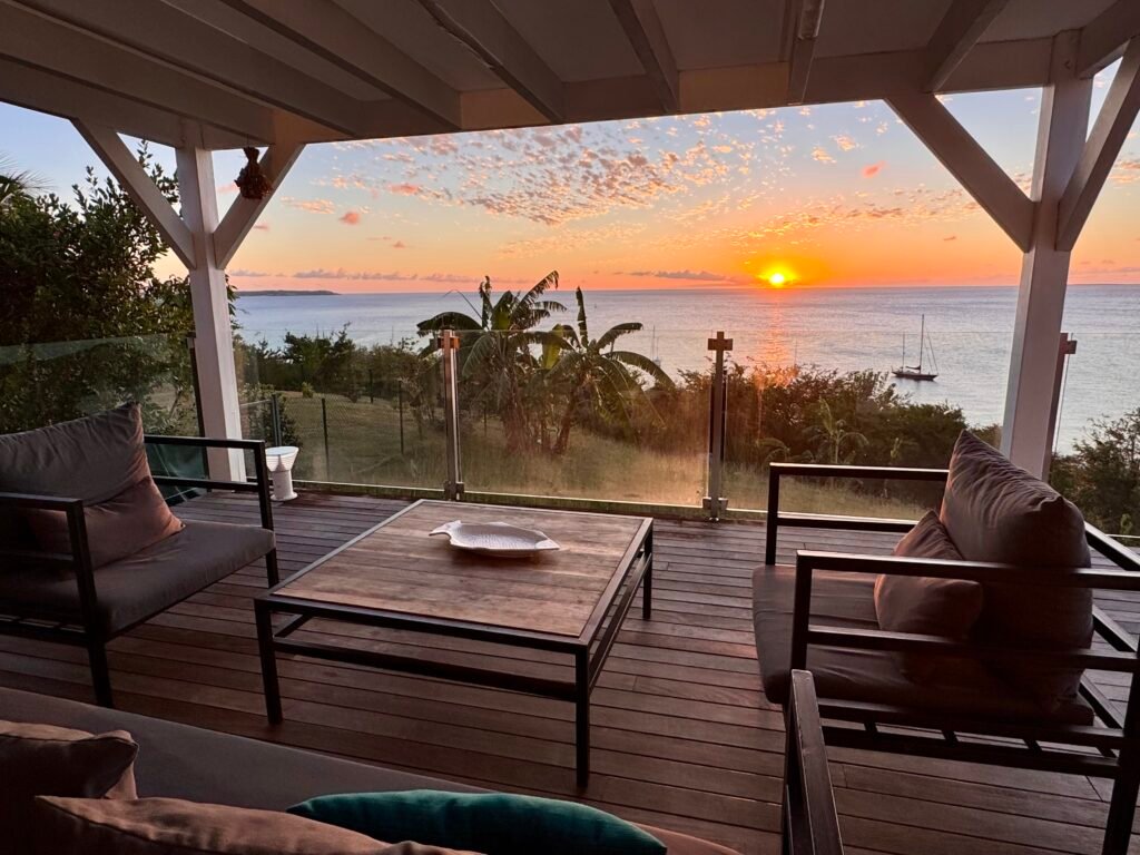 Terrasse avec piscine privée et vue mer de la Villa Sunset à Saint-Martin