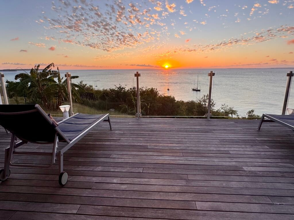 Terrasse avec piscine privée et vue mer de la Villa Sunset à Saint-Martin