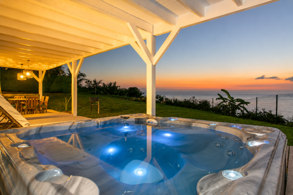Terrasse de l’Appartement Sunset avec jacuzzi et vue mer à Saint-Martin