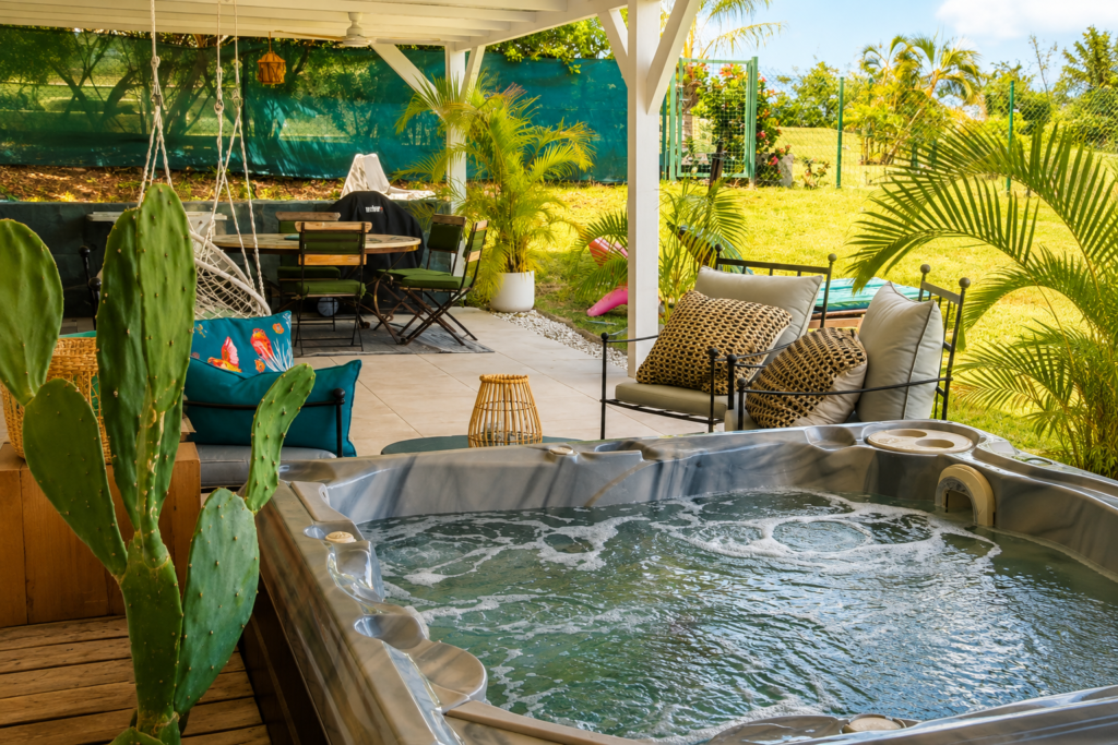 Terrasse de l’Appartement Sunset avec jacuzzi et vue mer à Saint-Martin
