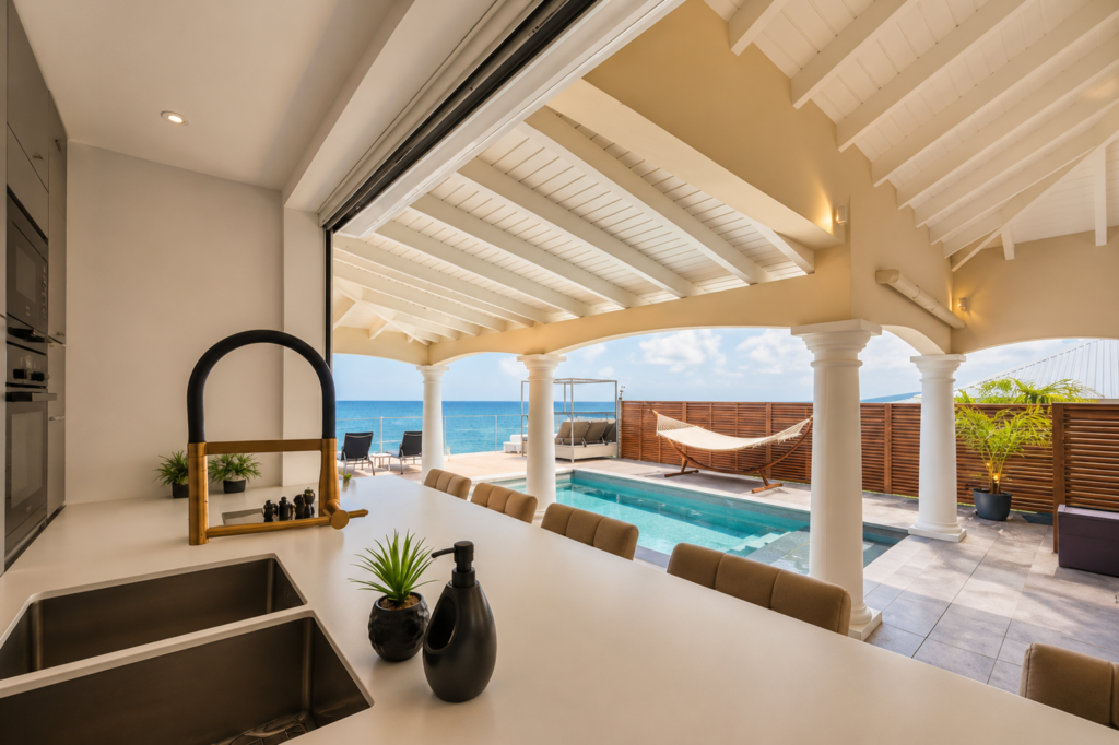 Cuisine avec vue mer de la Villa Sunset à Saint-Martin