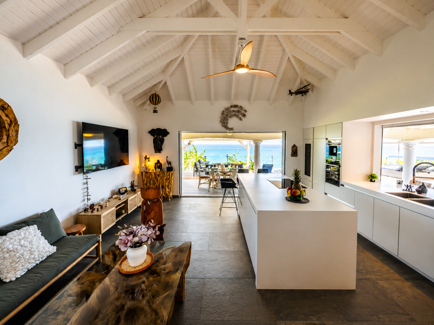 Salon lumineux avec vue mer de la Villa Sunset à Saint-Martin