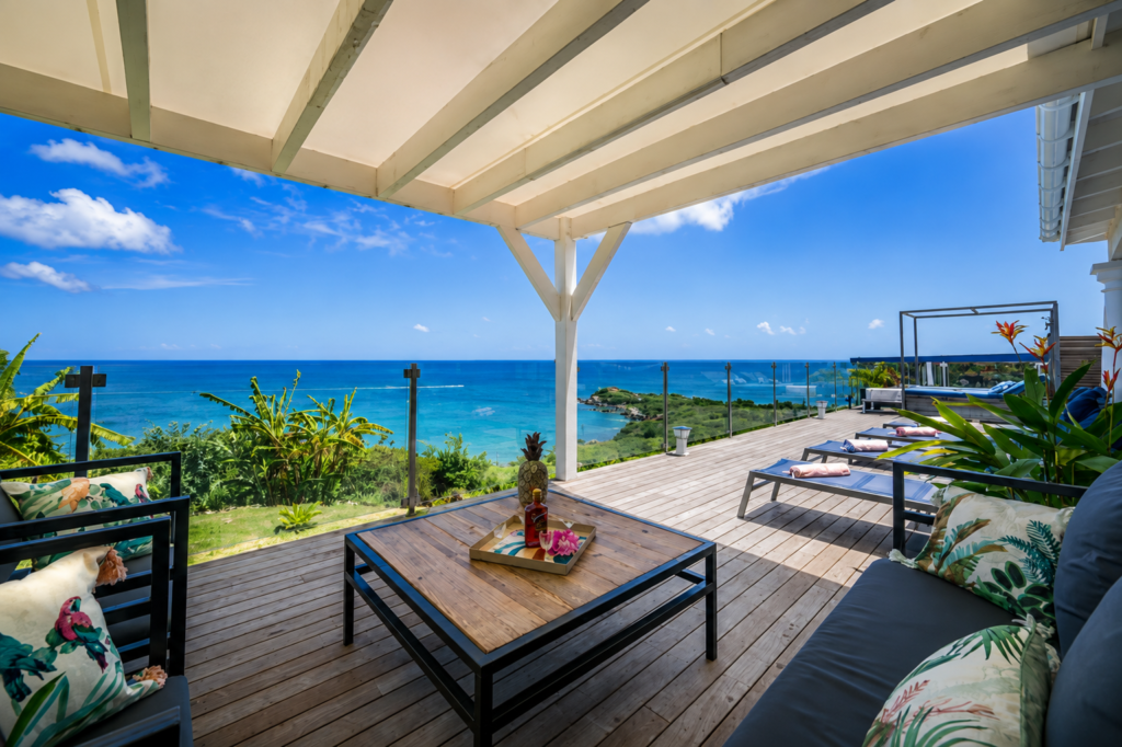 Terrasse avec piscine privée et vue mer de la Villa Sunset à Saint-Martin