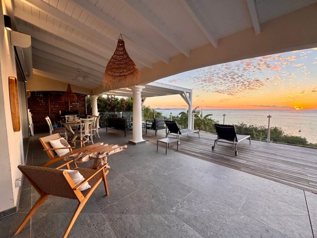 Terrasse avec piscine privée et vue mer de la Villa Sunset à Saint-Martin