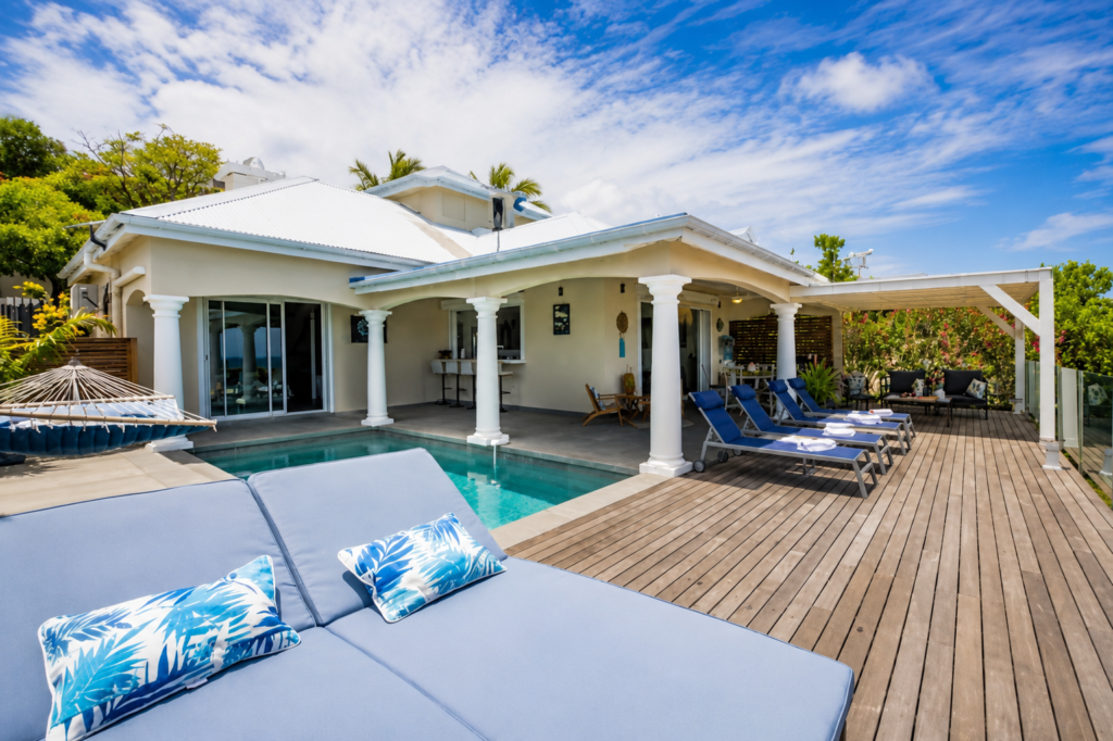 Terrasse avec piscine privée et vue mer de la Villa Sunset à Saint-Martin
