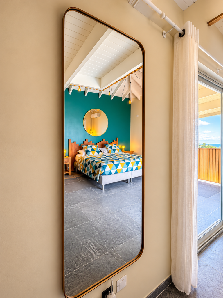 Vue dans le miroir du lit king size de la chambre 1 de la Villa Sunset à Saint-Martin