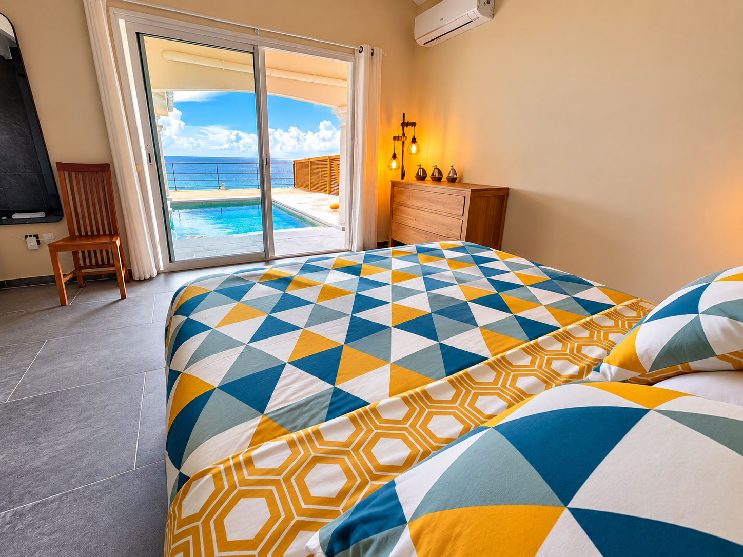 chambre lumineuse de la villa Sunset avec lit king size avec vue mer et donnant sur la piscine à Saint-Martin