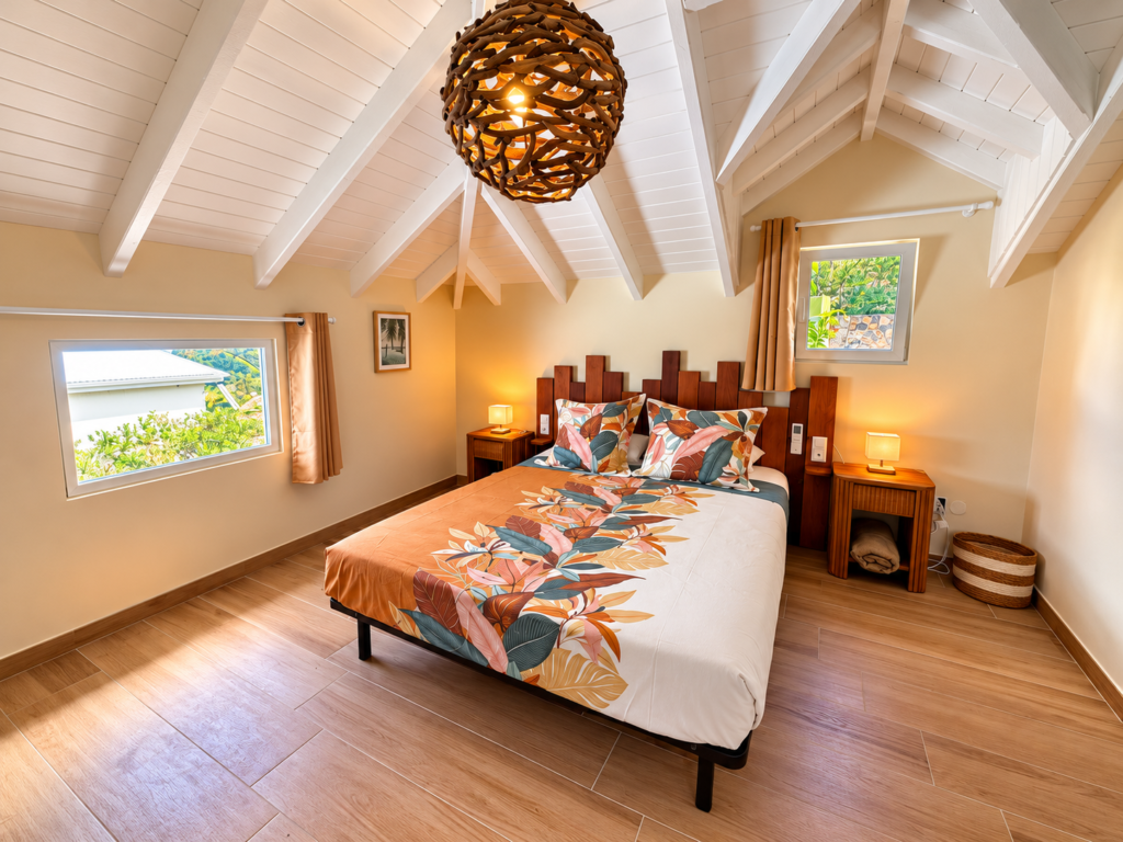 chambre lumineuse de la villa Sunset avec lit queen size et décoration tropicale à Saint-Martin