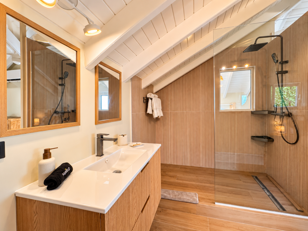Salle de bain bohème avec douche italienne lumineuse de la villa Sunset à Saint-Martin