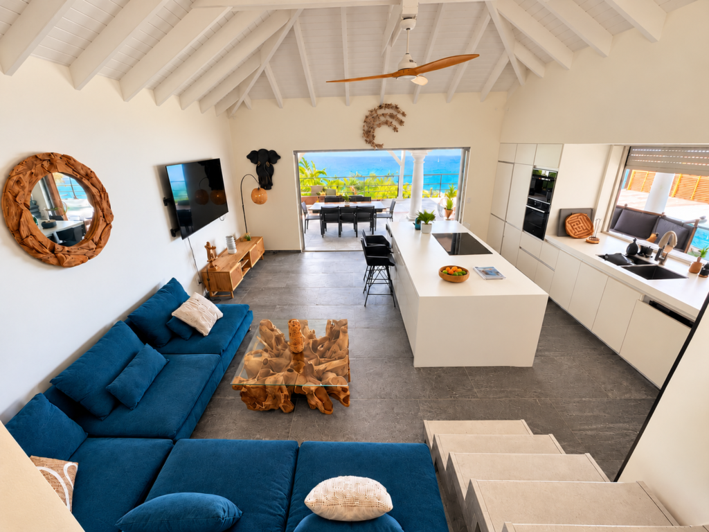 Salon contemporain et lumineux avec haut plafond et vue mer à la Villa Sunset Saint-Martin